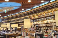 武雄市武雄町、官民共同事業として運営され、既存の公立図書館の概念を覆して話題になった、武雄市立図書館