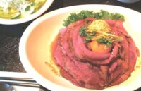 魚沼市中原、ローストビーフ丼が看板メニューとなっている人気洋食店、オリエンタルレスト 寿寿