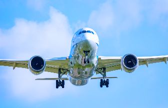 飛行機が飛ぶ風景