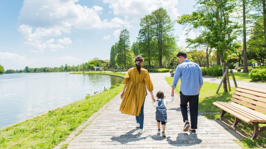 親子で散歩を楽しむ風景